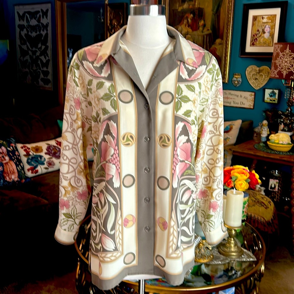 Victoria & Albert Museum London. Floral Long Sleeve Silk Blouse. Medium